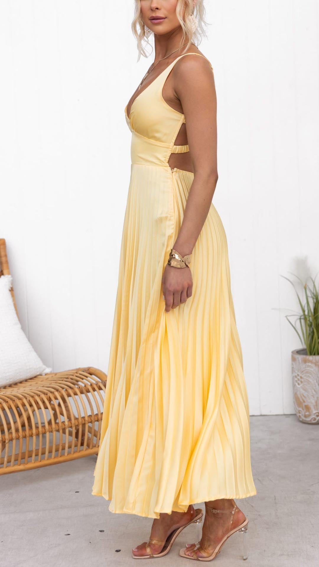 Paloma | Elegant pleated maxi dress with sleeveless V neck